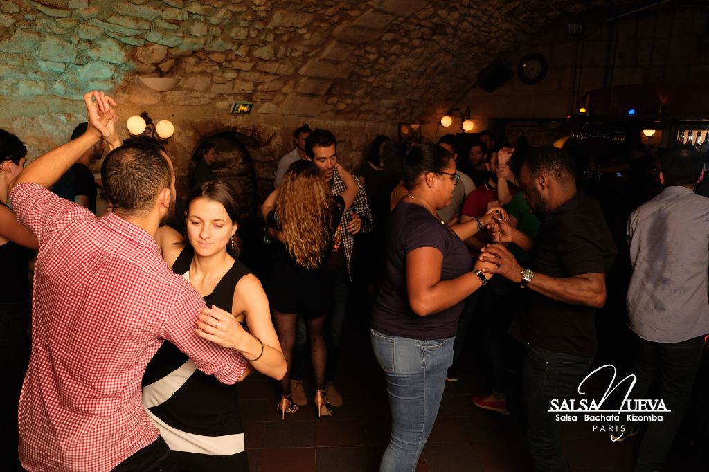 se faire inviter à danser 
