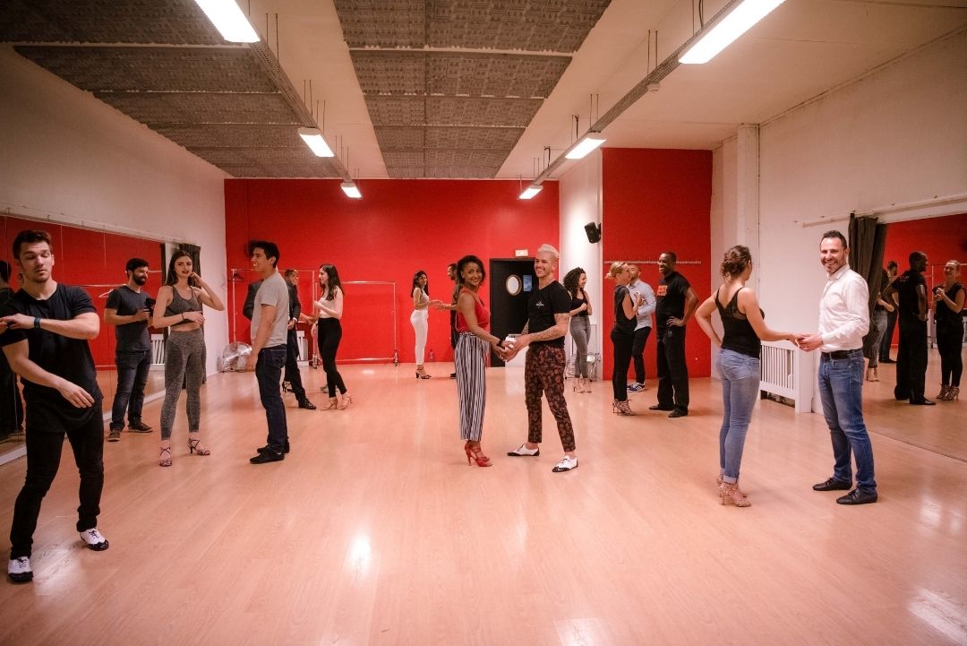 Comment improviser en social bachata, salsa, kizomba quand on est débutant ?