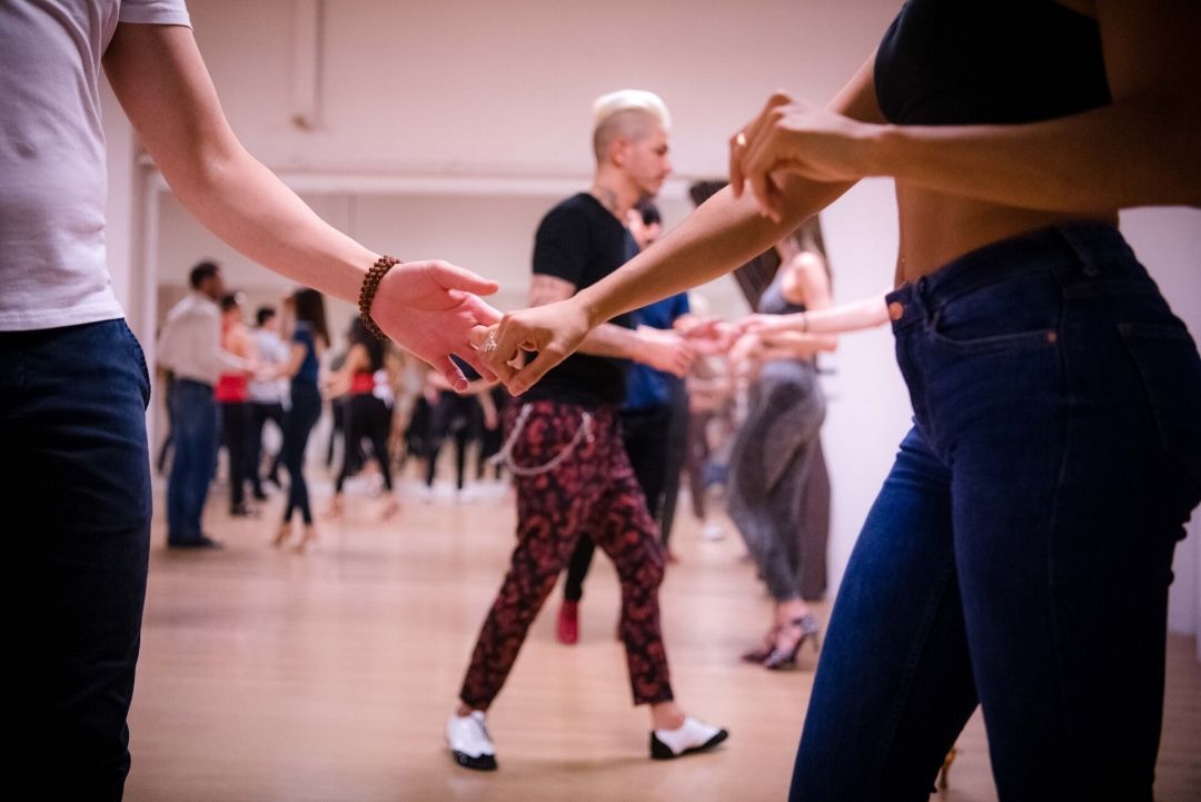 Danses latines : Combien de temps pour un plaisir total sur la piste ?